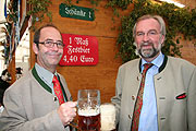 ie Maß Bier zu 4,40 €: dafür stehen Spaten Boss Günter Kador und Dachaus OB Peter Bürgel (Foto: MartiN Schmitz